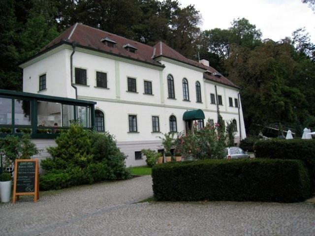 Nebozizek Hotel A Restaurant Прага Екстер'єр фото